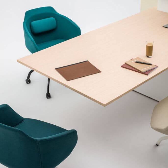 Chaise de réunion design réglable en hauteur avec piétement étoile en polyamide noir avec roulettes
